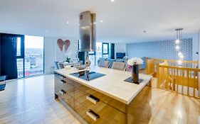 Spacious 3-Bed Penthouse With City Sky Line Views